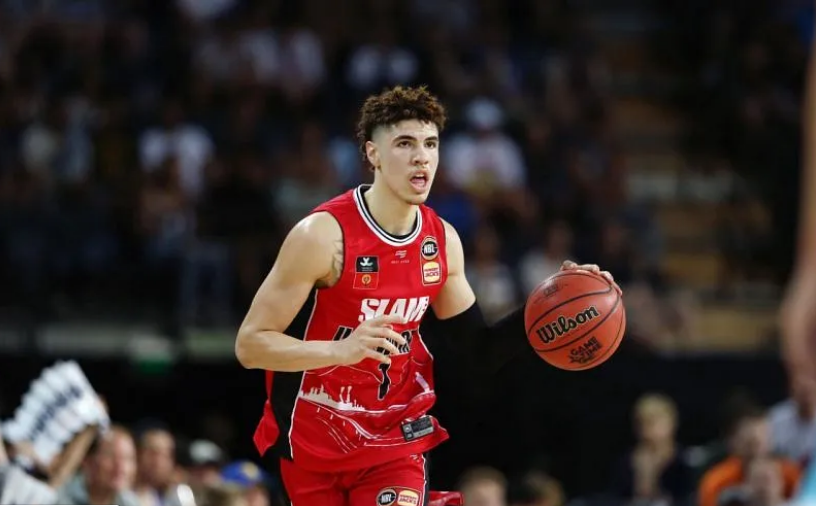 包含俄克拉荷马雷霆集结日官宣签约赛后明尼苏达森林狼调整名单以备欧篮联，媒体一致点评：拉齐奥调整名单备战CBA季后赛的词条